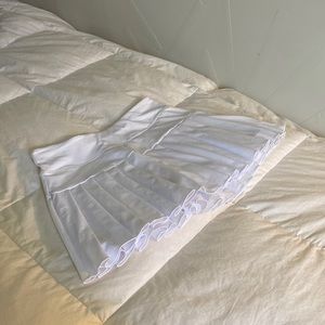 Basic white mini tennis skirt, size medium